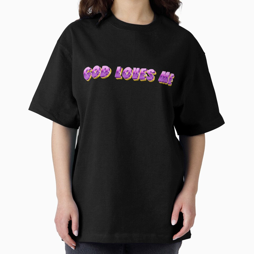 Fashionable T-shirt with the saying "God loves me" - Make a statement by TeeDesignMaster